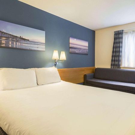 Days Inn Magor Buitenkant foto
