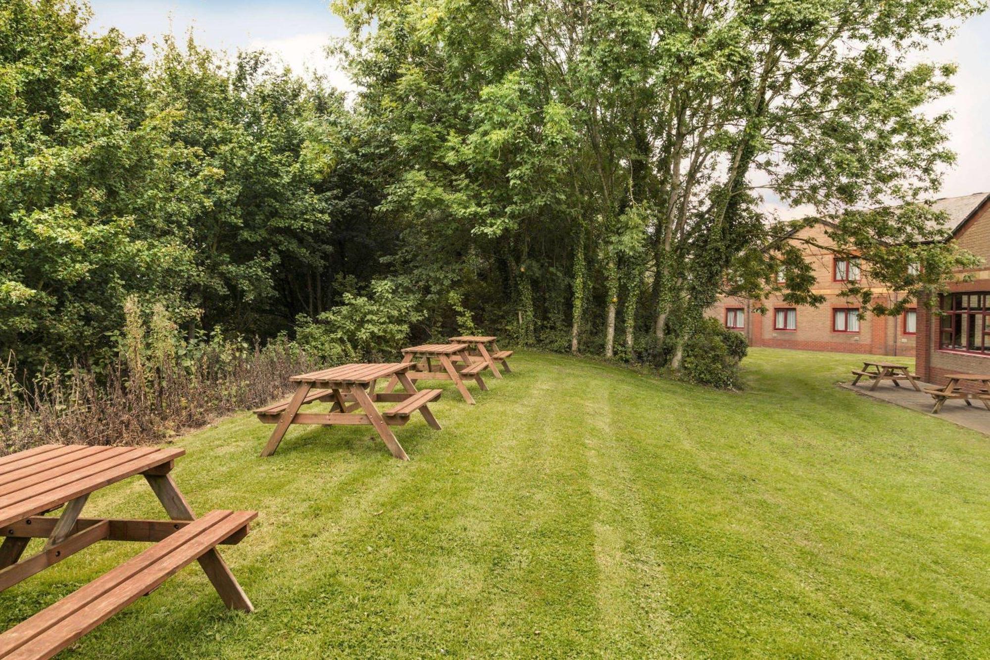 Days Inn Magor Buitenkant foto