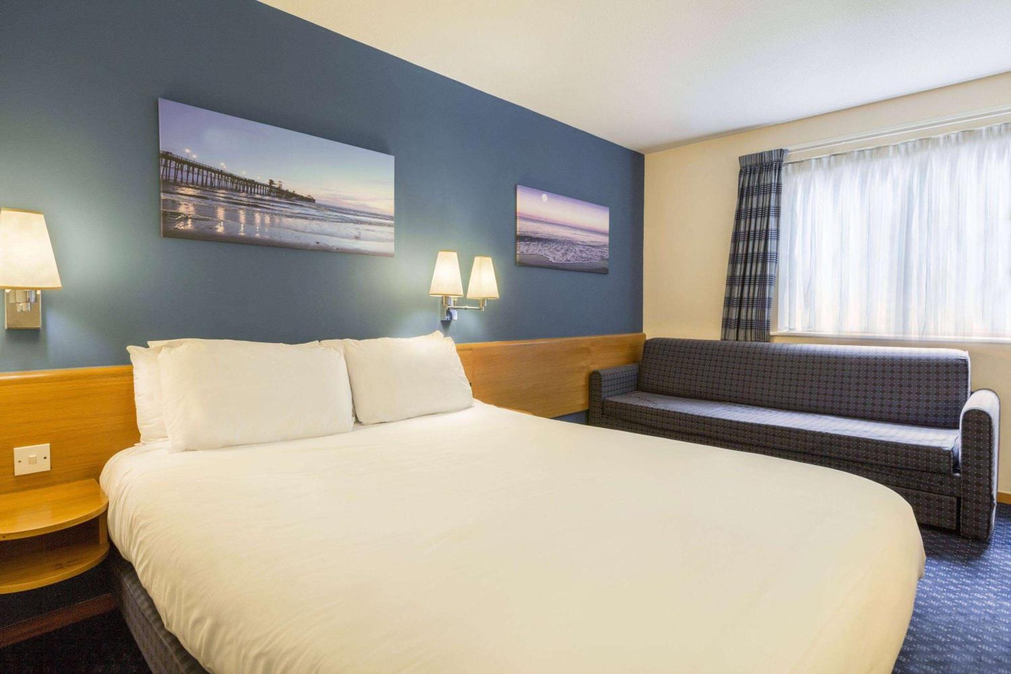 Days Inn Magor Buitenkant foto